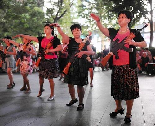 网红大妈街头唱歌视频,网络走红成为新晋网红